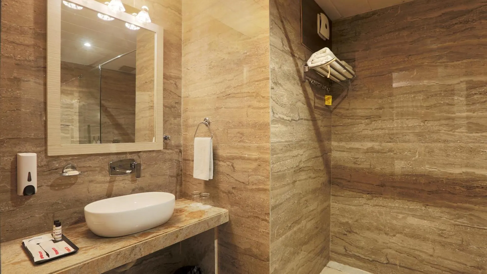 Hotel Cardinal Oxmo Aerocity Delhi Airport Nové Dillí 4*,